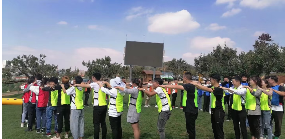 Work with all our might and engage in team building with enthusiasm